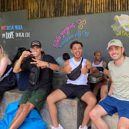 Ostello Stellar Capsules Seminyak Esterno foto The crew of the film