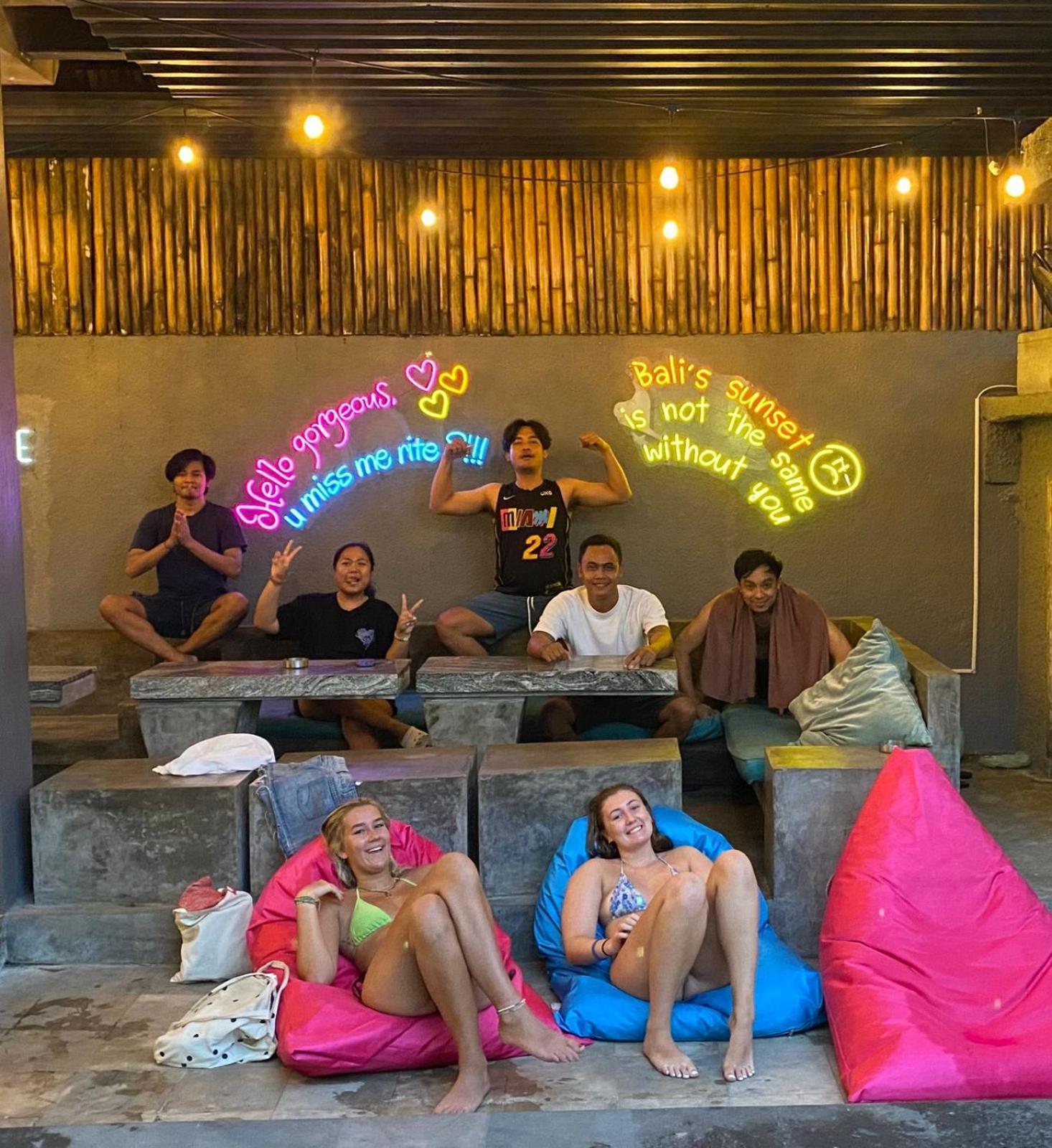 Ostello Stellar Capsules Seminyak Esterno foto Foreign tourists in Bali