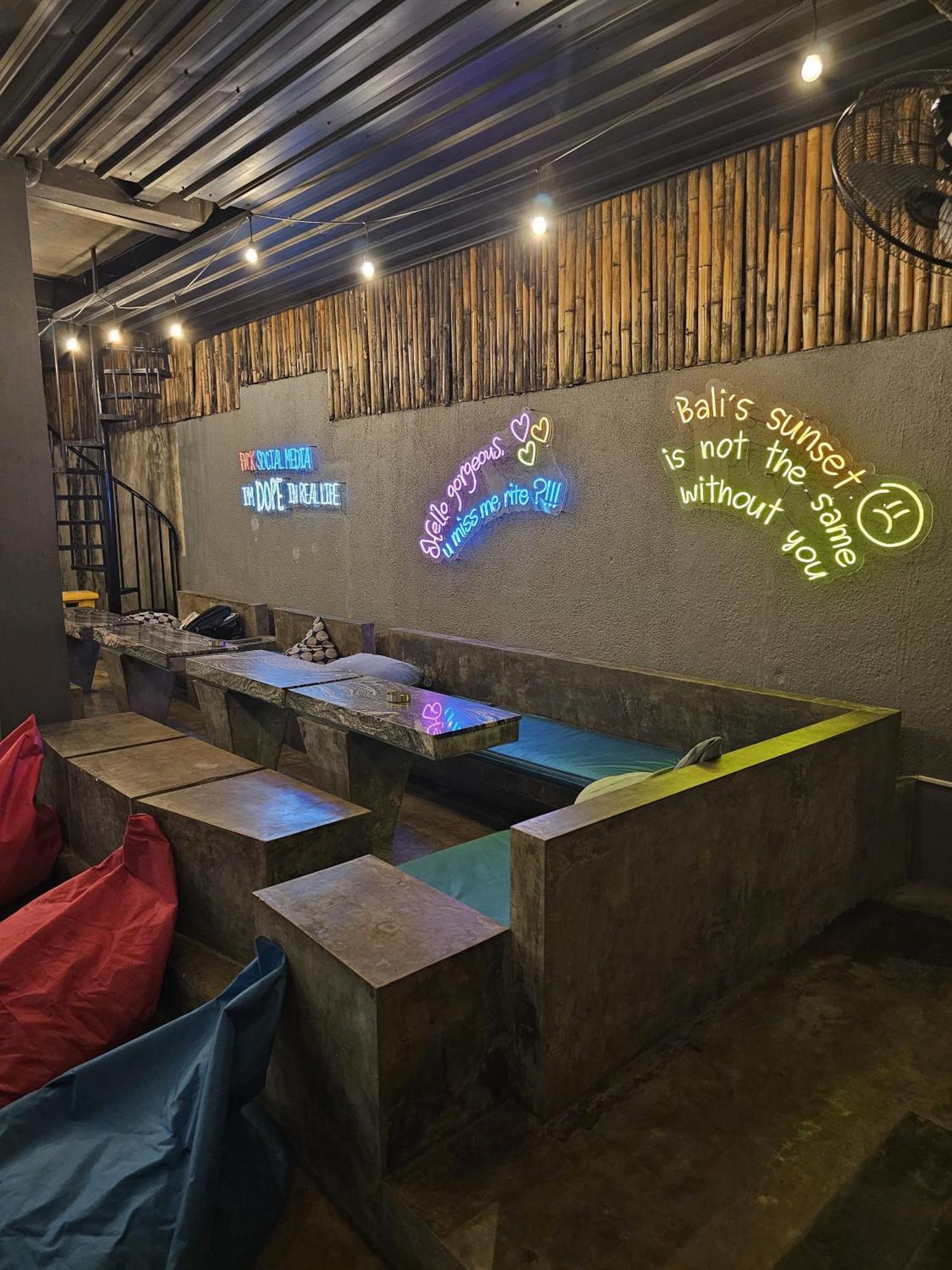 Ostello Stellar Capsules Seminyak Esterno foto The interior of a restaurant in Bali