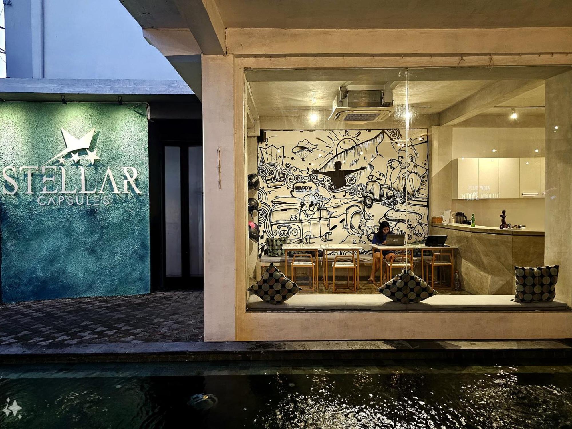 Ostello Stellar Capsules Seminyak Esterno foto Stellar Coffee
