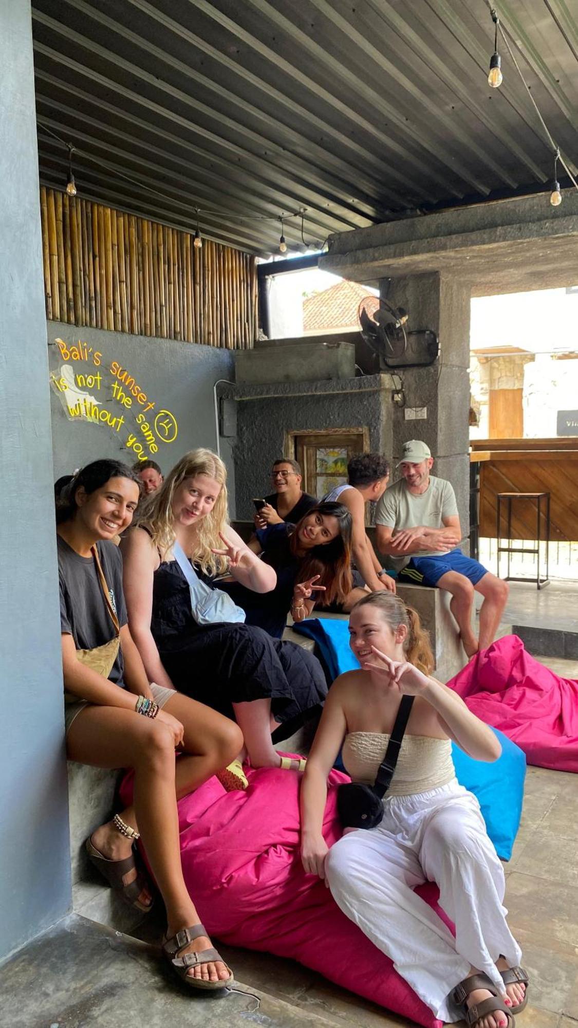 Ostello Stellar Capsules Seminyak Esterno foto Foreign tourists in Bali