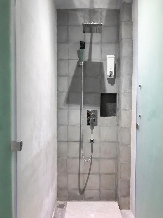 Ostello Stellar Capsules Seminyak Esterno foto A shower