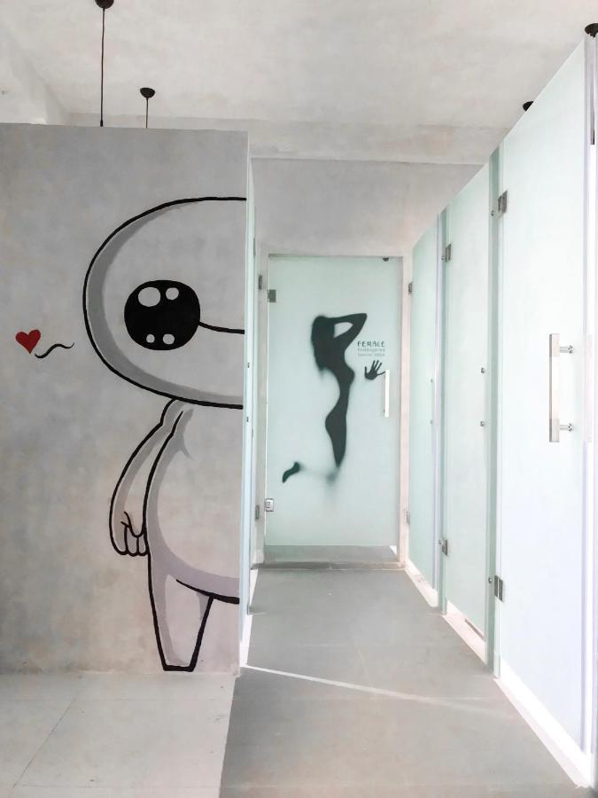 Ostello Stellar Capsules Seminyak Esterno foto The interior of the toilets at the station