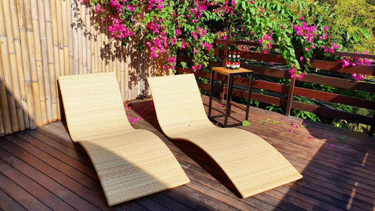Ostello Stellar Capsules Seminyak Esterno foto A pair of chaise longues