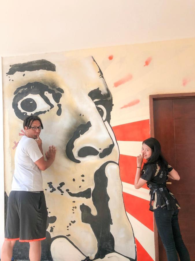 Ostello Stellar Capsules Seminyak Esterno foto Visitors at the museum