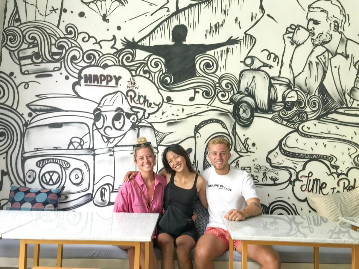 Ostello Stellar Capsules Seminyak Esterno foto The Hip Project mural