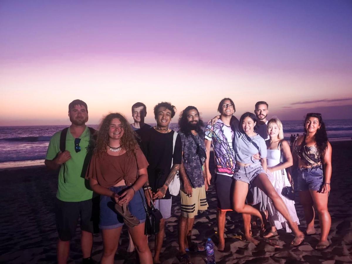Ostello Stellar Capsules Seminyak Esterno foto The cast of the film