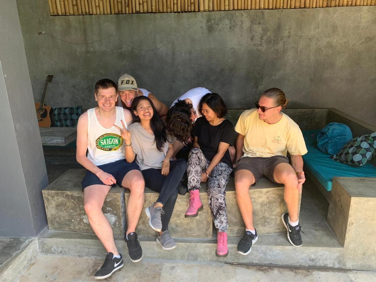 Ostello Stellar Capsules Seminyak Esterno foto A group of students from the University of California, Irvine at the 2018 Global Challenges Conference