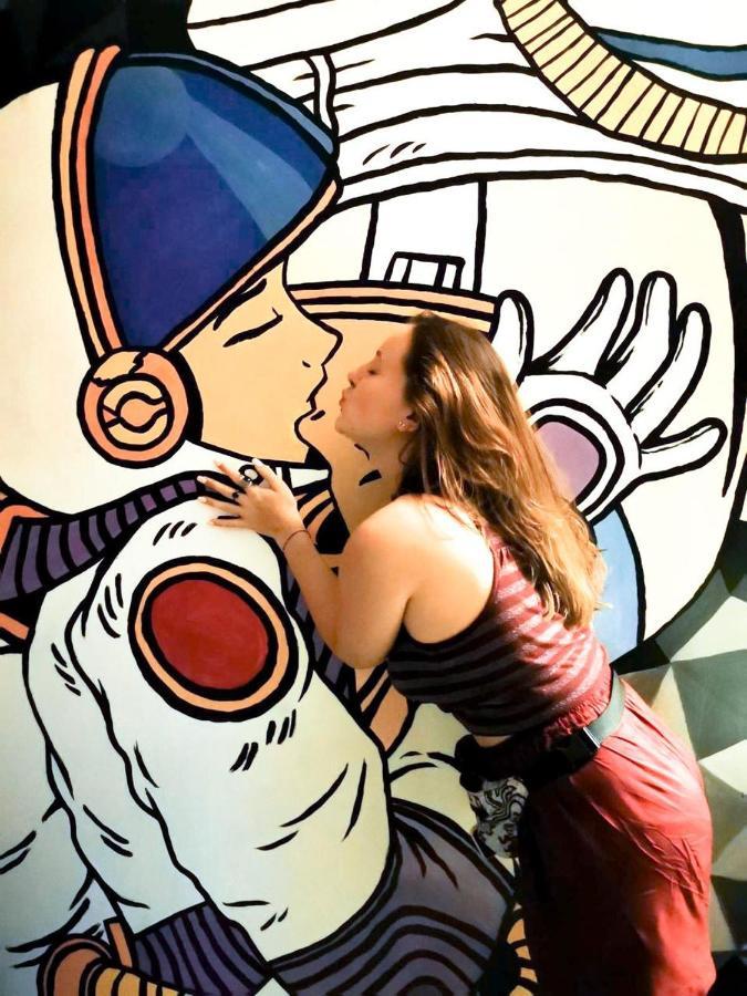 Ostello Stellar Capsules Seminyak Esterno foto Artist working on a mural