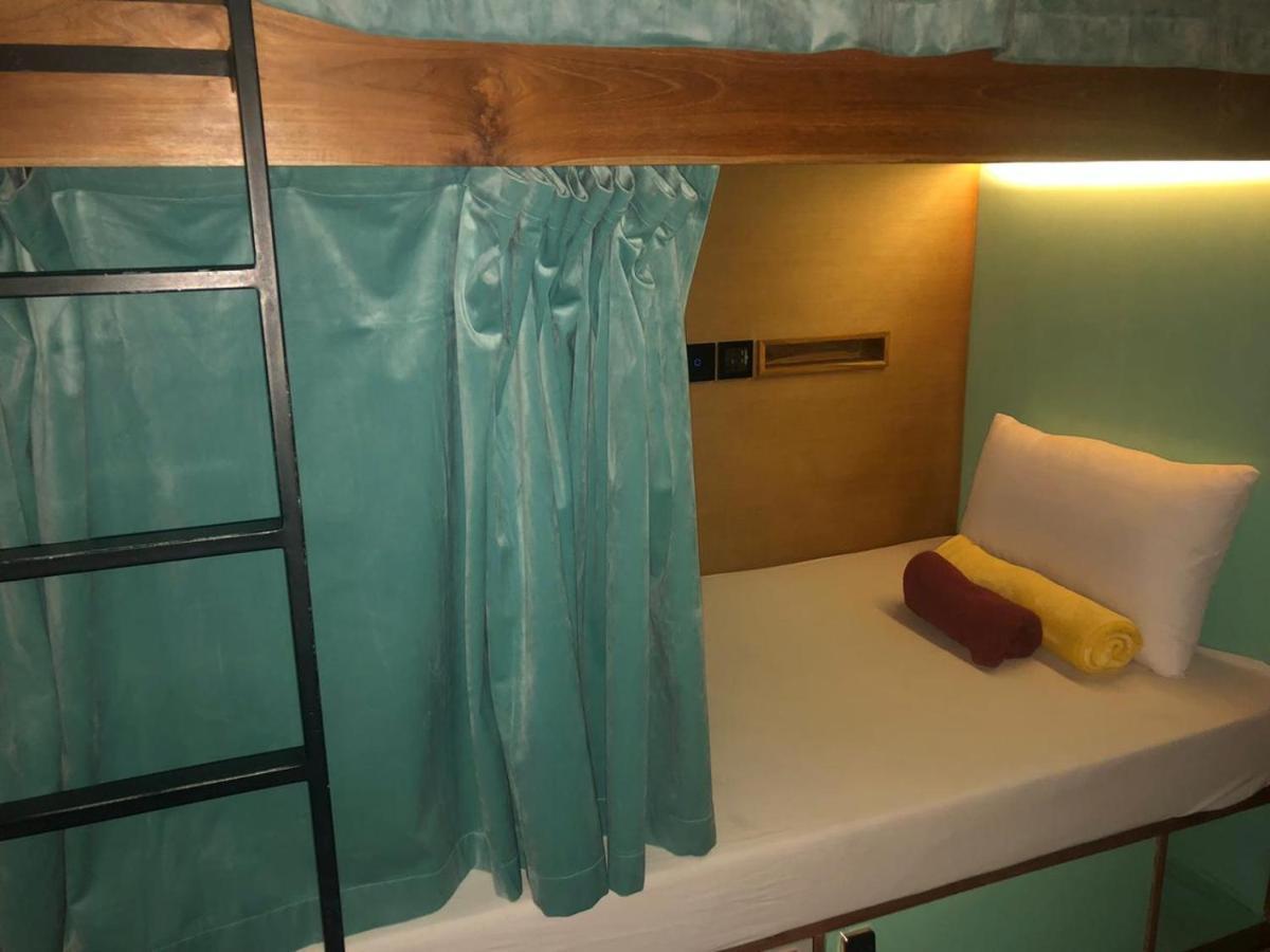 Ostello Stellar Capsules Seminyak Esterno foto A bunk bed in a hostel