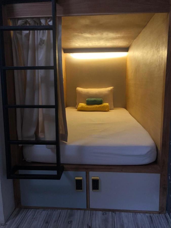 Ostello Stellar Capsules Seminyak Esterno foto A capsule bed