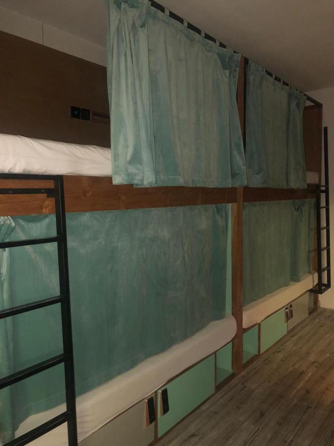 Ostello Stellar Capsules Seminyak Esterno foto A bunk bed with curtains