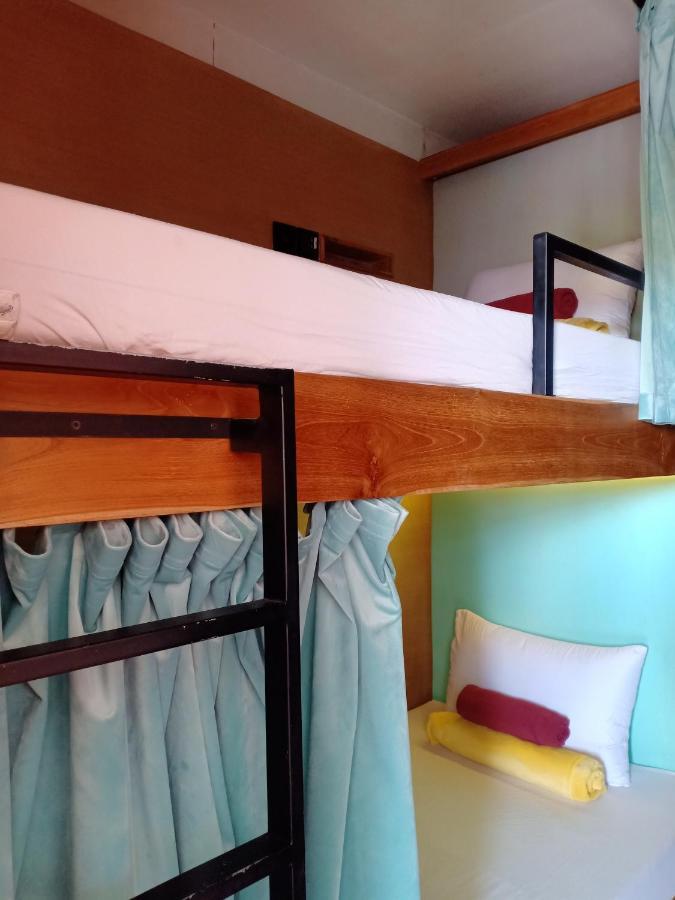 Ostello Stellar Capsules Seminyak Esterno foto A bunk bed