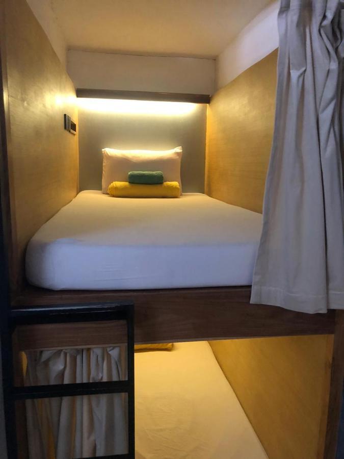 Ostello Stellar Capsules Seminyak Esterno foto A capsule hotel room