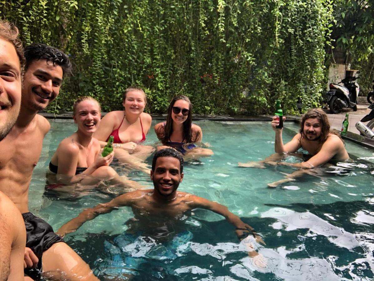 Ostello Stellar Capsules Seminyak Esterno foto A group of tourists in Bali