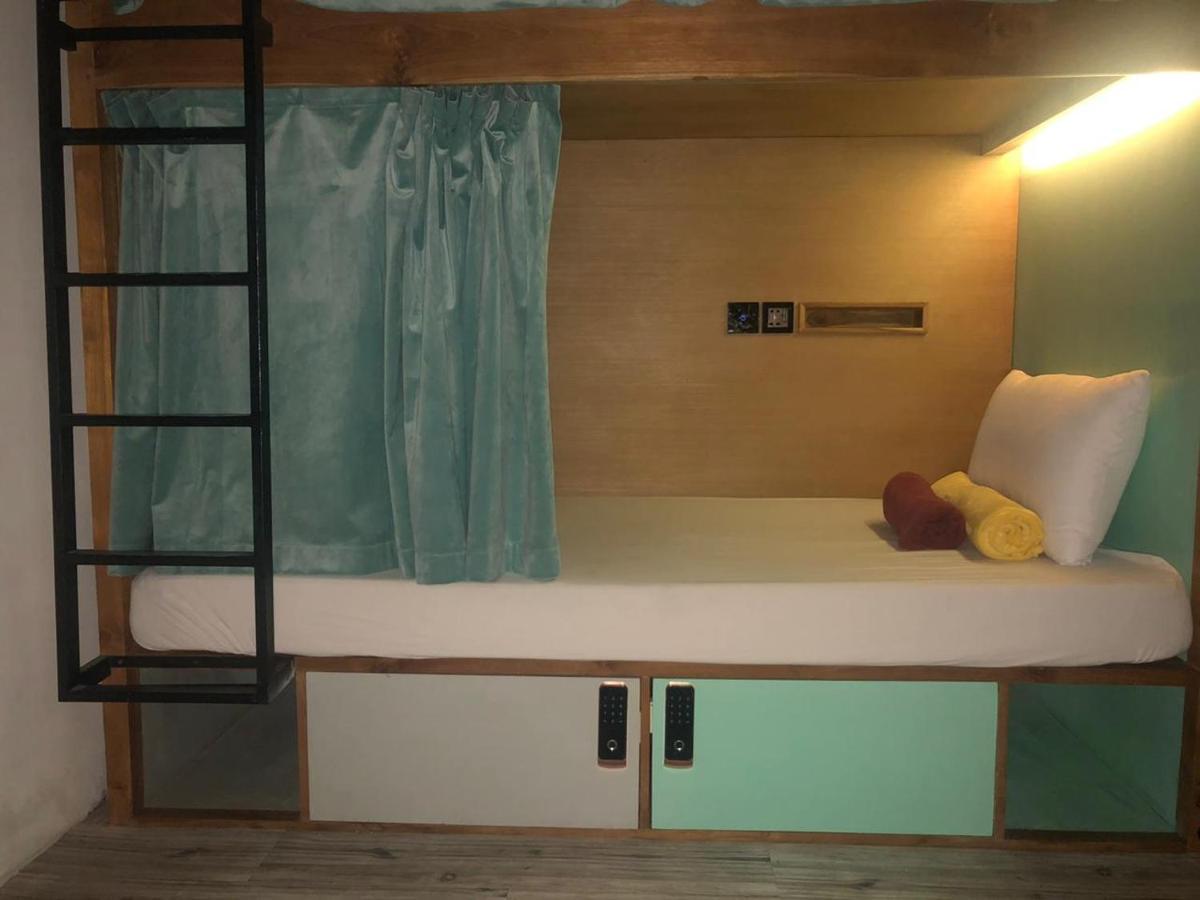 Ostello Stellar Capsules Seminyak Esterno foto A bunk bed
