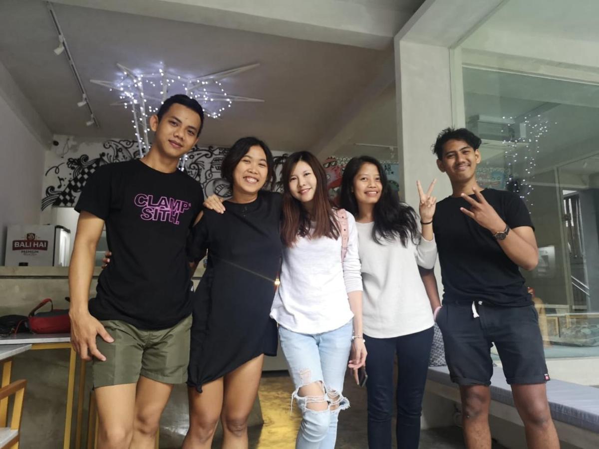 Ostello Stellar Capsules Seminyak Esterno foto The cast of the film