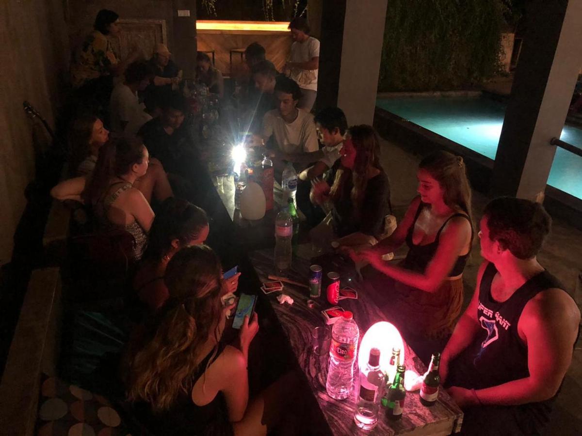 Ostello Stellar Capsules Seminyak Esterno foto A party at the pool of the hostel