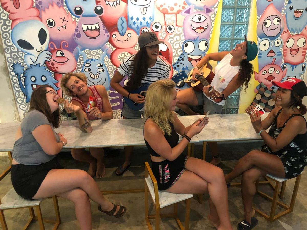Ostello Stellar Capsules Seminyak Esterno foto The cast of the podcast in 2019