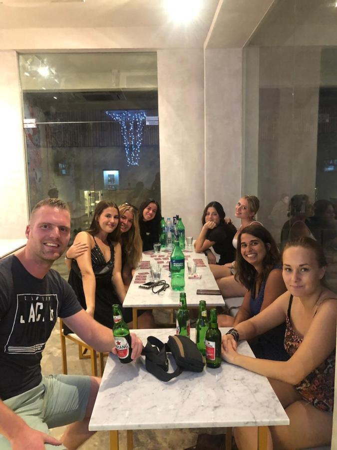 Ostello Stellar Capsules Seminyak Esterno foto A group of students at the University of Split