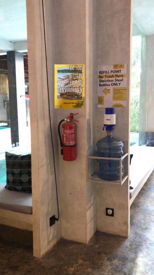 Ostello Stellar Capsules Seminyak Esterno foto A fire extinguisher in a public place