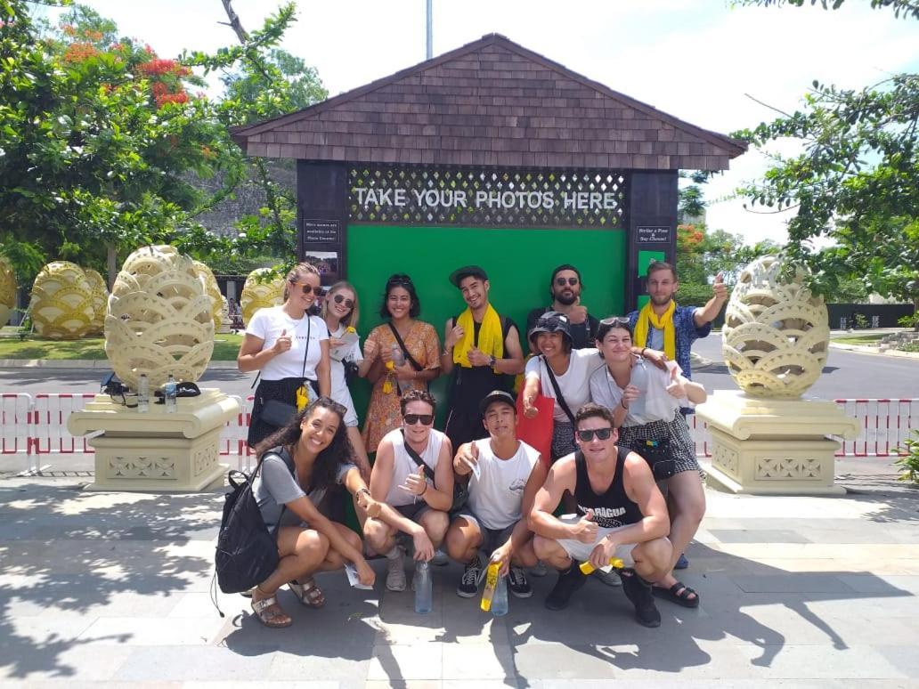 Ostello Stellar Capsules Seminyak Esterno foto Foreign tourists in Bali