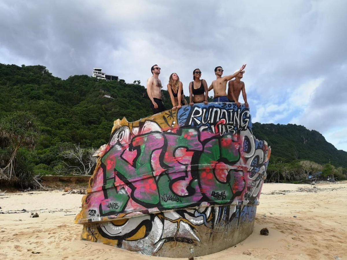Ostello Stellar Capsules Seminyak Esterno foto The Rock at the beach