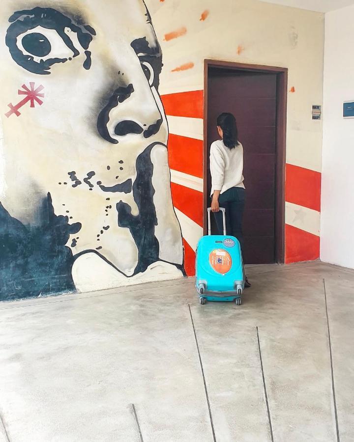 Ostello Stellar Capsules Seminyak Esterno foto A woman with a suitcase