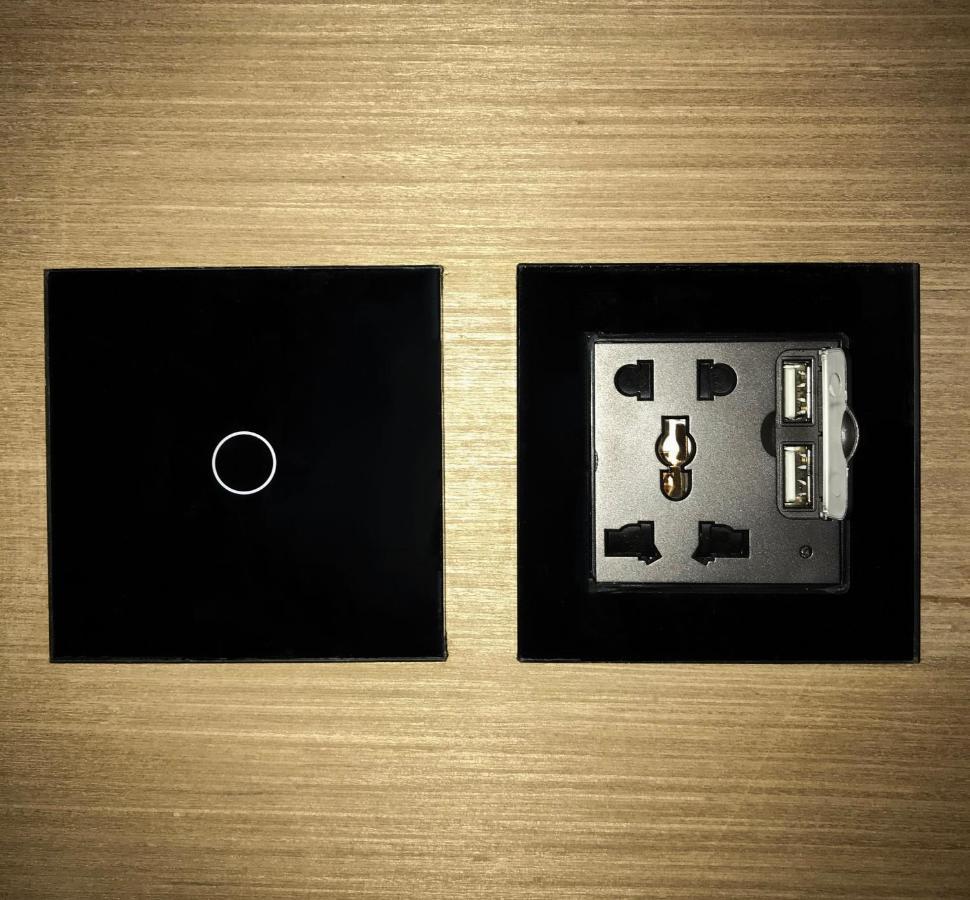Ostello Stellar Capsules Seminyak Esterno foto A wall-mounted USB charger