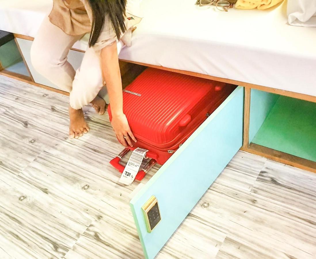 Ostello Stellar Capsules Seminyak Esterno foto Luggage being placed in a hotel room